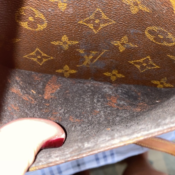 LV Jeune fille crossbody - Picture 9 of 17